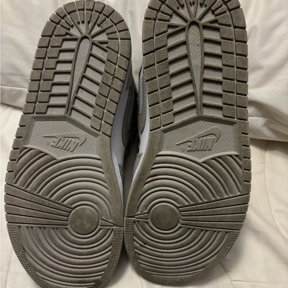 Air Jordan 1 Mid – Iconic Style Meets Court-Ready Comfort - Picture 5 of 5